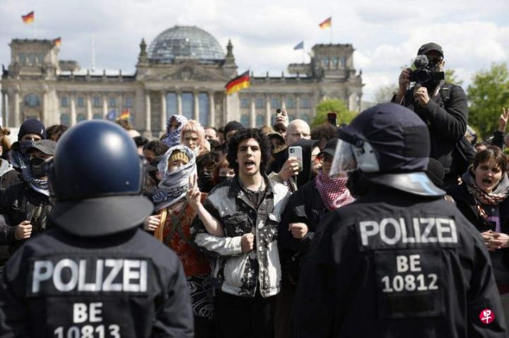 德国柏林也爆发亲巴勒斯坦示威，一些示威者星期五在国会大厦前同警方对峙 ...